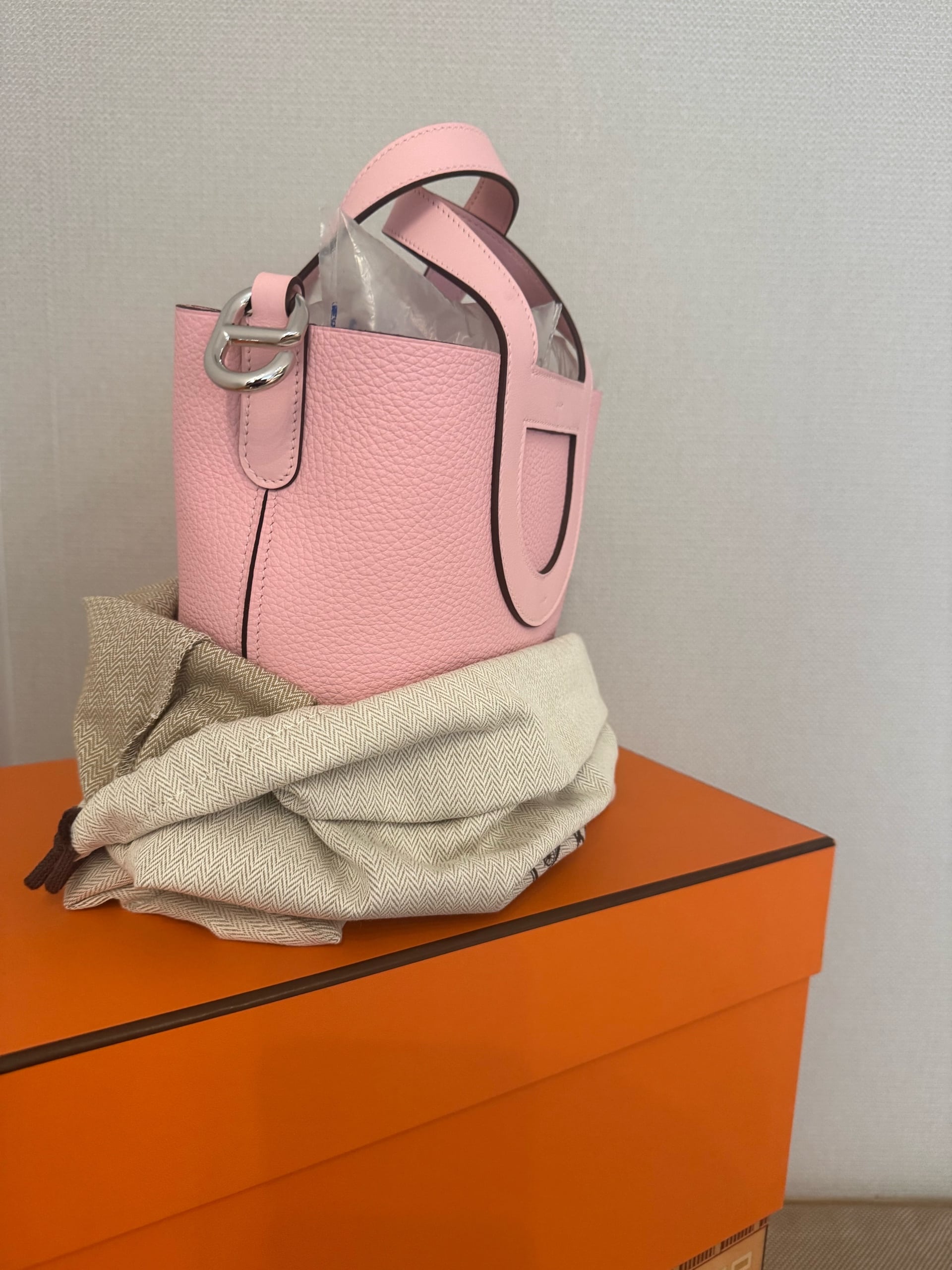 Hermès In The Loop 18 Rose Sakura Taurillon Clemence PHW - Image 4