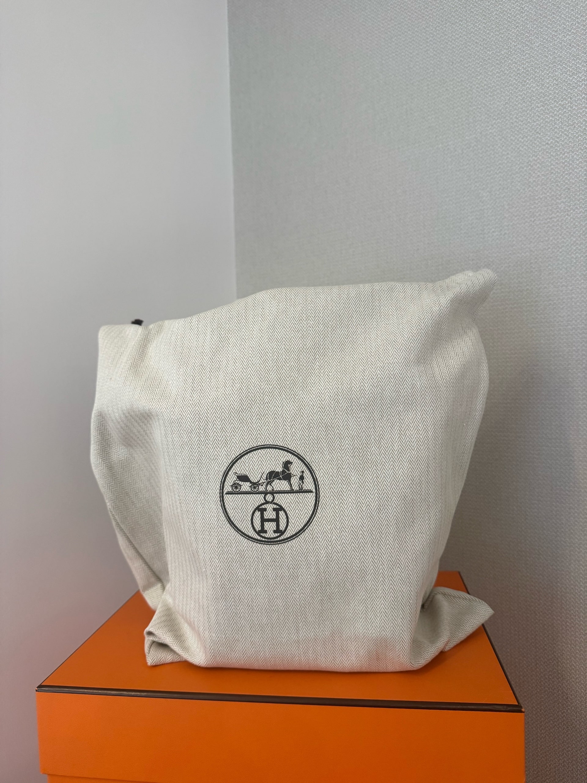 Hermès In The Loop 18 Rose Sakura Taurillon Clemence PHW - Image 5